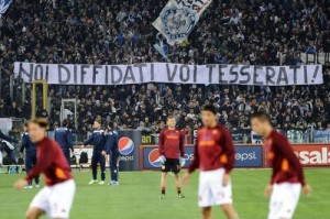 Banderole anti-tessera del tifoso lors du derby romain par les supporters de la Lazio ( Bastien Poupat/ La Grinta).