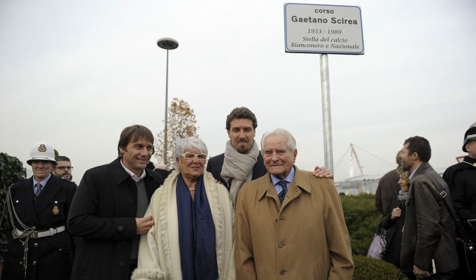 Antonio Conte, l'actuel entraîneur de la Juve avec Boniperti, la femme et le fils de Scirea lors de l'inauguration d'une rue à Turin en mémoire de l'ex-capitaine bianconero