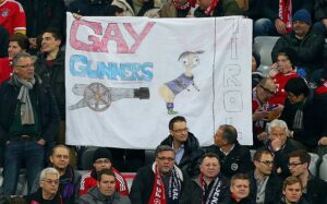 Banderole homophobe déployé par les fans allemands 