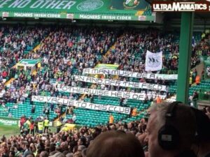 Banderole des supporters du Celtic addressé à leur attaquant. (DR) 