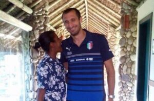 Une employée de l'hôtel où séjourne l'équipe d'Italie a "mordu" Giorgio Chiellini pour une photo souvenir. (DR)