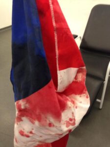 Le drapeau français tâché de sang