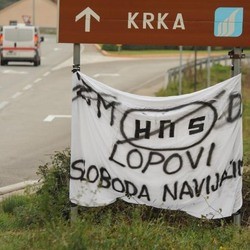 Une banderole "HNS Voleur" déployée à Split. (DR)