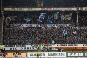 "Rangnick : pute du football moderne". Les mots des ultras de Karlsruhe étaient très durs à l'encontre du directeur du RB Leipzig. (Image : Supporters-Karlsruhe.de).