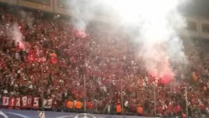 Apparemment, les supporters du Benfica aiment bien la fumée.